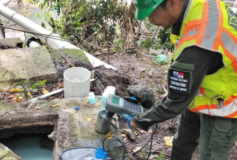 MiAmbiente ordena reparación tras descarga de aguas residuales en quebrada Limón
