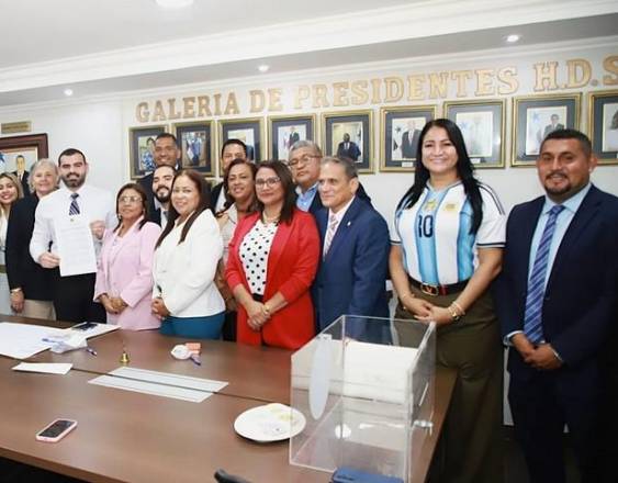ML | Diputados Suplentes de diversos circuitos en un salón de la Asamblea Nacional.