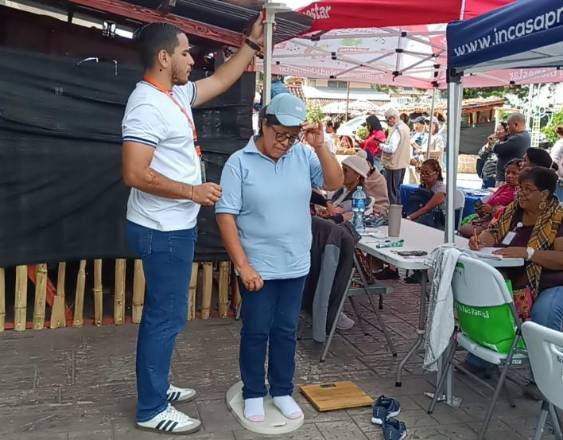 Cortesía | Personal de salud atendiendo a una de las asistentes.
