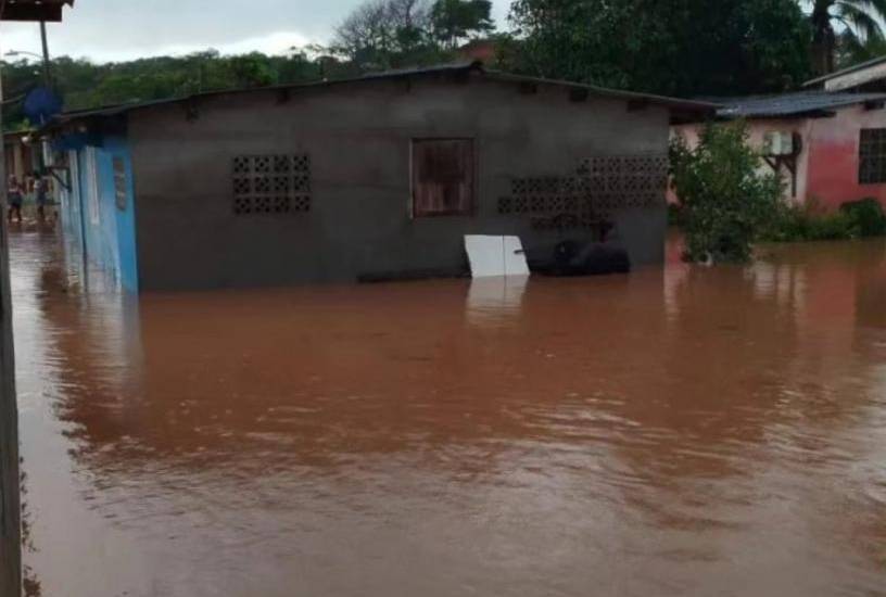 Lluvias provocan inundaciones en comunidades de Colón
