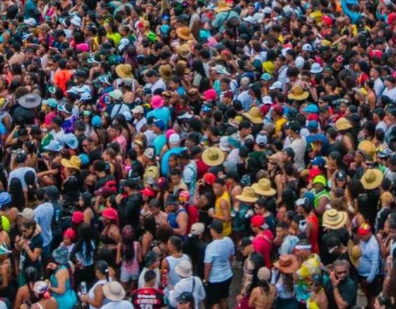 ML | Vista aérea de personas en el Carnaval.