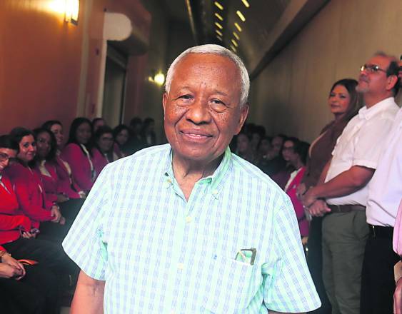 E.González | Rodrigo Ramea comparte con sus compañeros durante un homenaje por sus años de servicio, mientras recibe muestras de afecto y aprecio de quienes lo acompañaron.