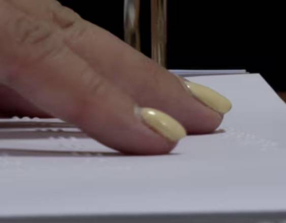 Europa Press | Una mujer ciega leyendo.