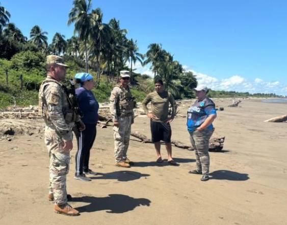 Cortesía | Autoridades con los residentes.