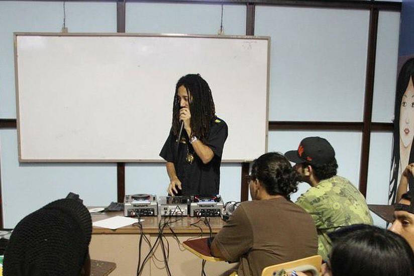 Chiqui Dubs cree en artistas del barrio