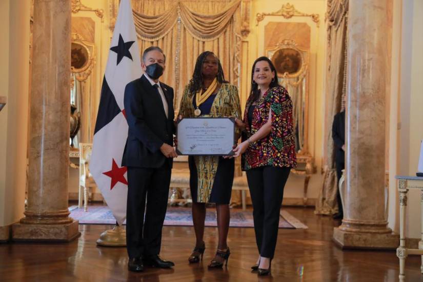 Leticia Claudia Thomas recibe la Orden Cecil Haynes
