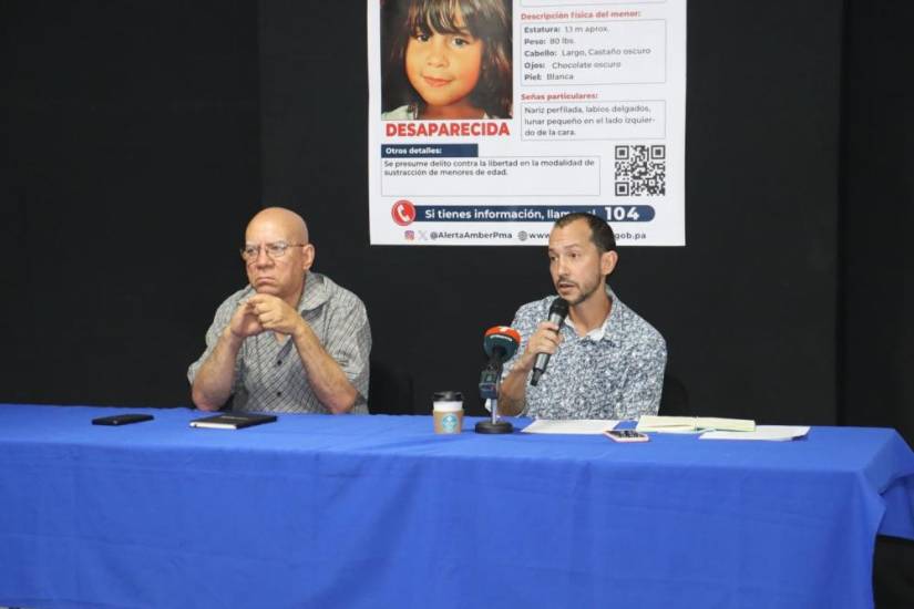 Familiares de Kai Lia Martínez Campos ofrecen declaraciones en conferencia de prensa.