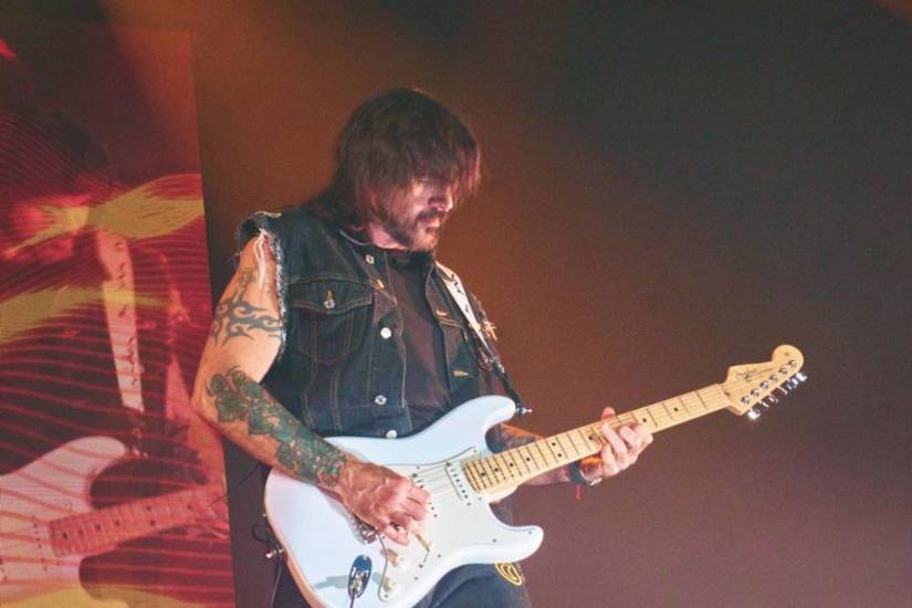 Juanes enamora a Colombia con su energía, clásicos y homenajes emotivos