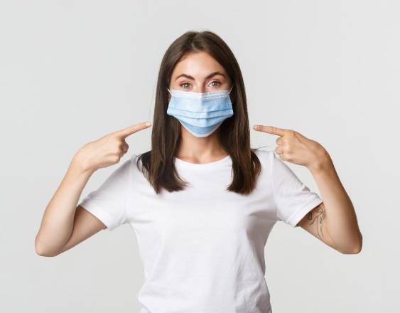 Freepik | Una mujer utilizando una mascarilla.