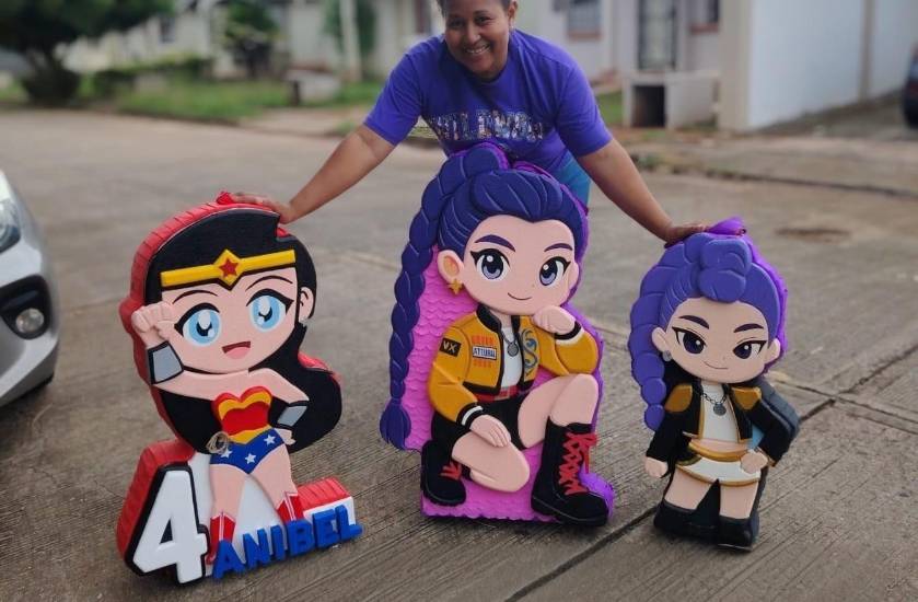 Cortesía | Nilda Potes junto a las piñatas que confecciona.