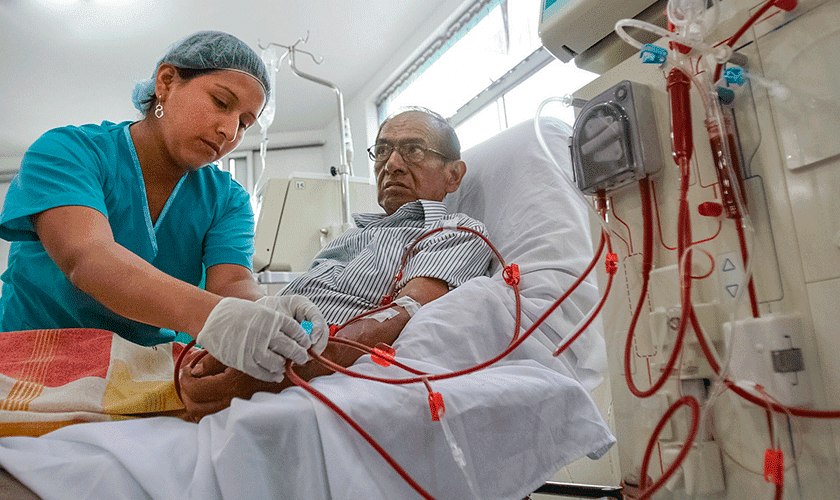 Cortesía | Una enfermera atendiendo a un paciente con enfermedad crónica.
