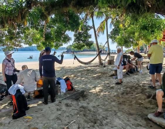 Más de 100 turistas en un crucero visitaron Coiba