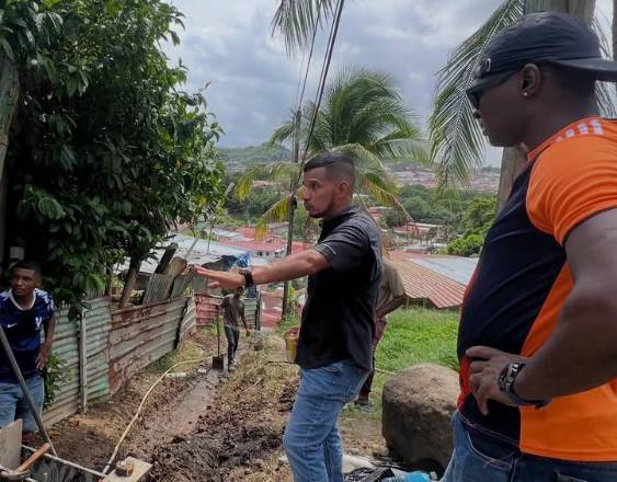 Cortesía | El personal de la Alcaldía de San Miguelito trabaja en la construcción de una acera.