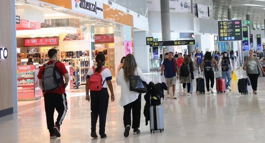 ML | Personas caminan por el Aeropuerto Internacional de Tocumen.
