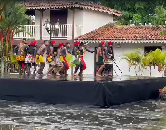 ML | Miembros del grupo de baile realizando una danza en Mi Pueblito, en la ciudad de Panamá.
