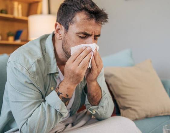 Cortesía | Una persona se cubre la nariz con pañuelo.