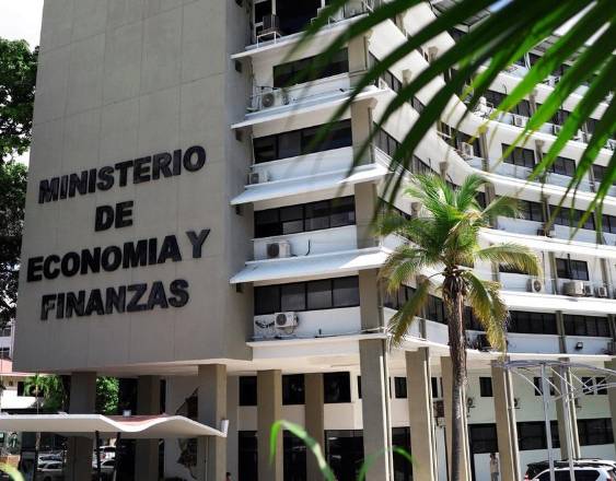 ML | Edificio del Ministerio de Economía y Finanzas en Avenida Perú.