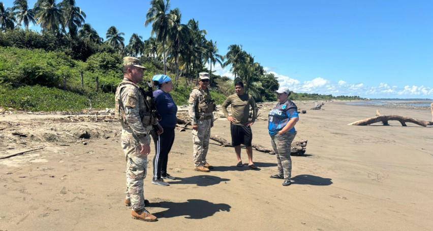 Cortesía | Autoridades con los residentes.