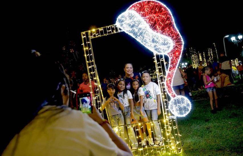 Inicia la época navideña con el encendido de luces en el Parque Omar