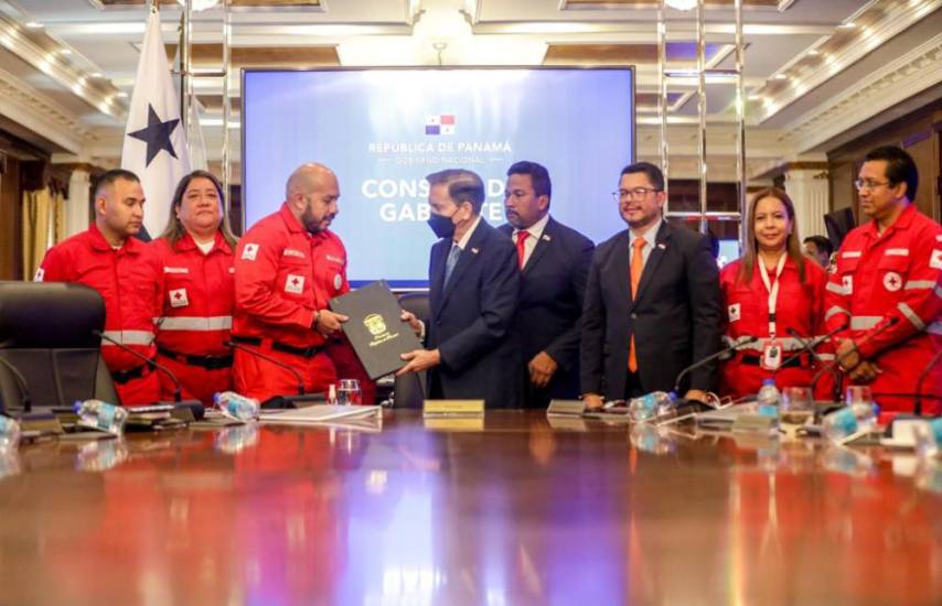 El presidente Laurentino Cortizo sanciona norma que actualiza ley que funda la Cruz Roja de Panamá.