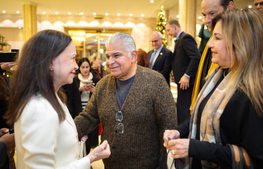 Mejor tarde que nunca: el presidente de Panamá le da a Machado el vestido que le trajo para la ceremonia del Nobel de la Paz