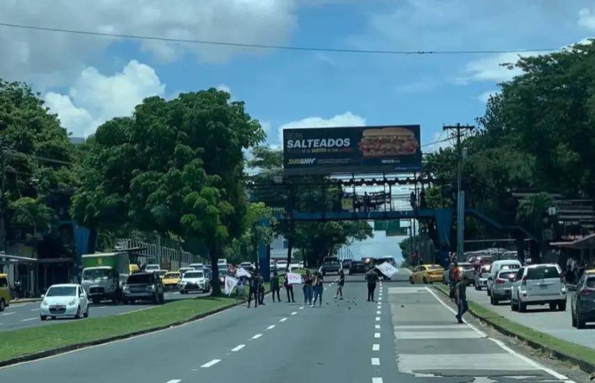 UP prohíbe a estudiantes enmascararse, vandalizar el recinto y lanzar objetos que puedan causar daño