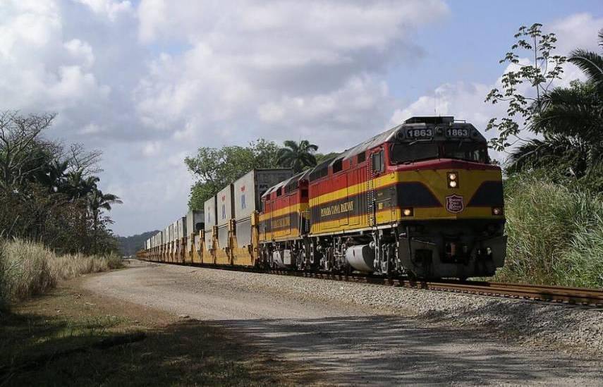 Panama Canal Railway | Imagen del ferrocarril de Panamá una ruta que se extiende 77 km a través del istmo desde Colón a Balboa.