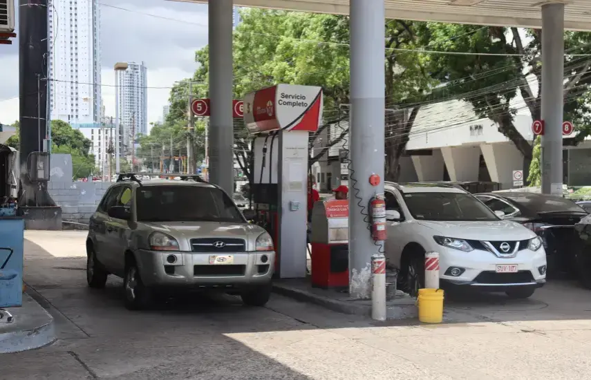 Gasolinas bajan desde este viernes, pero el diésel aumenta de precio