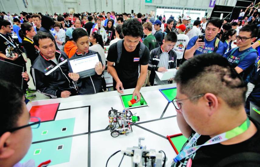 ML | Jóvenes durante una competencia de robótica.