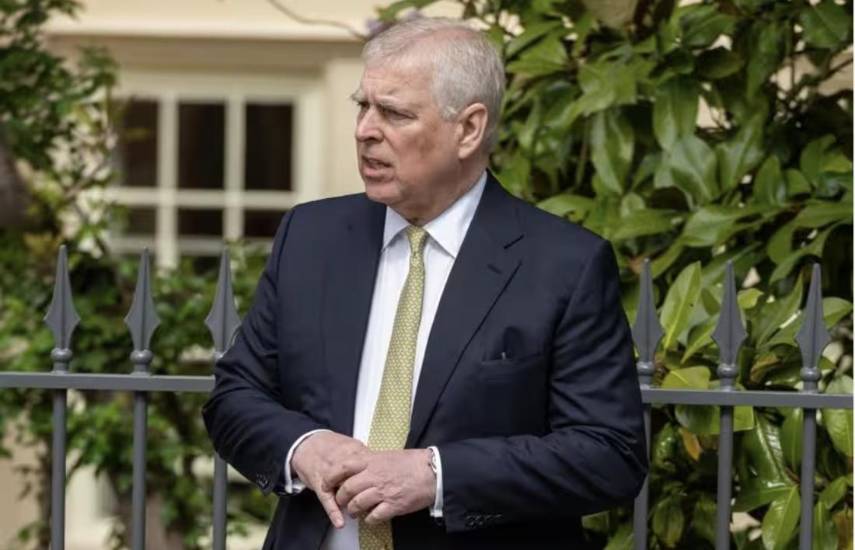 El príncipe Andrés de Inglaterra renuncia a sus títulos por las acusaciones sobre vínculos con Epstein