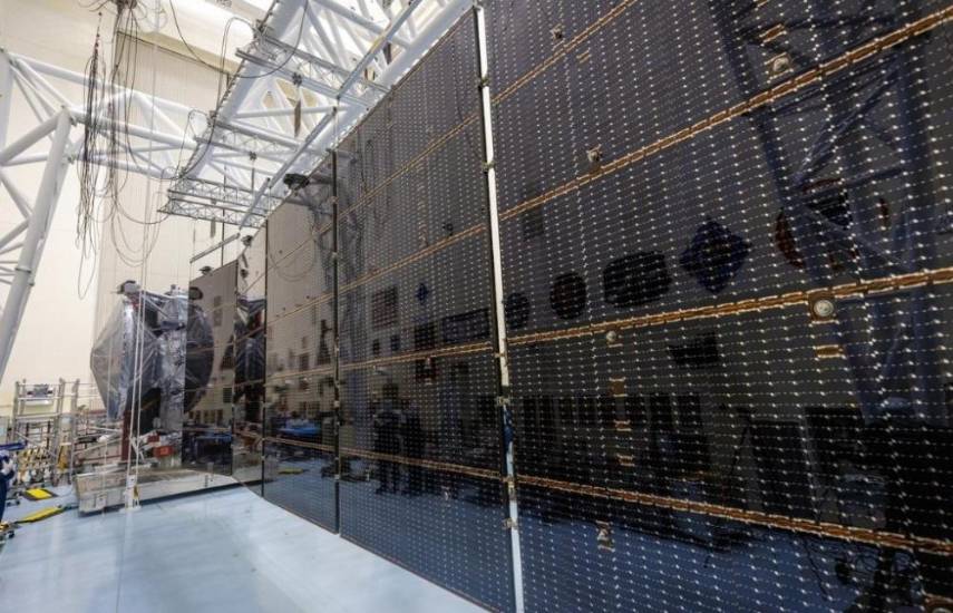 La mayor nave de la NASA recibe sus enormes paneles solares