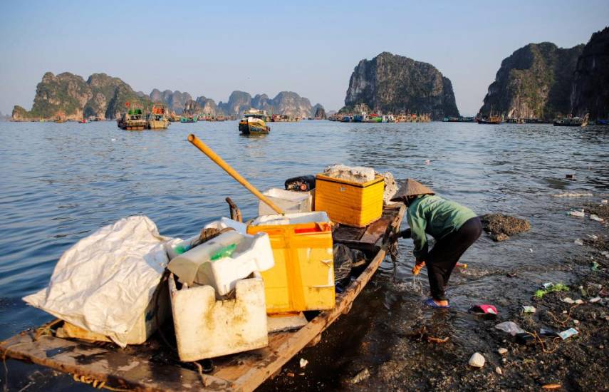 Vietnam combate la plaga del plástico en la idílica bahía de Halong