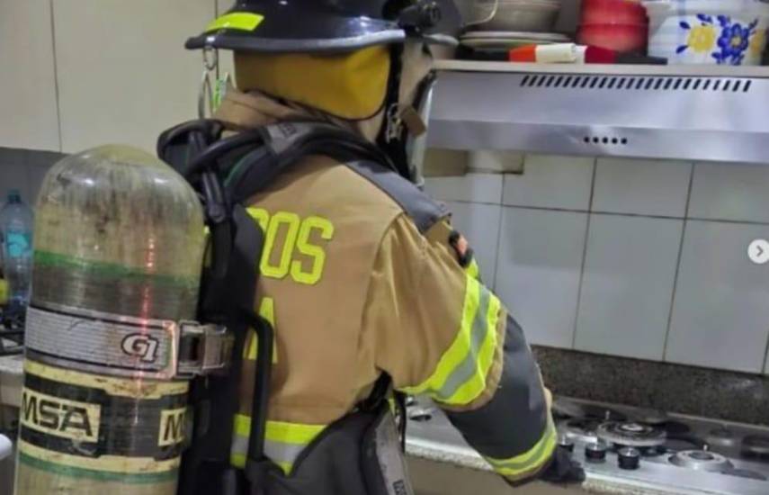 ML | Personal del Benemérito Cuerpo de Bomberos realiza inspección en una cocina.