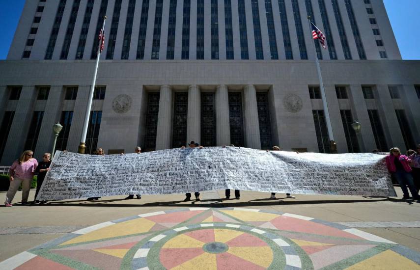 Familias celebran victoria judicial contra Instagram y YouTube