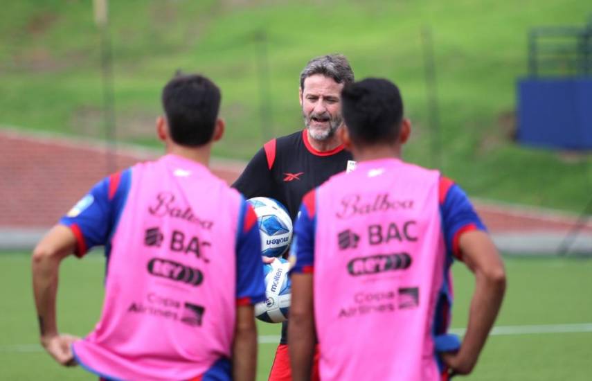 Cortesía | Thomas Christiansen, director técnico de la Selección mayor masculina de fútbol de Panamá, da indicaciones a jugadores en el entrenamiento de ayer.