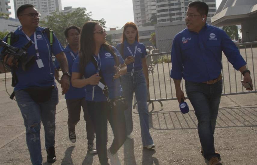 $!El periodista Icard Reyes junto a un grupo de colaboradores del canal.