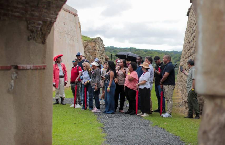 Jóvenes colonenses convierten el Fuerte San Lorenzo en un escenario de historia viva