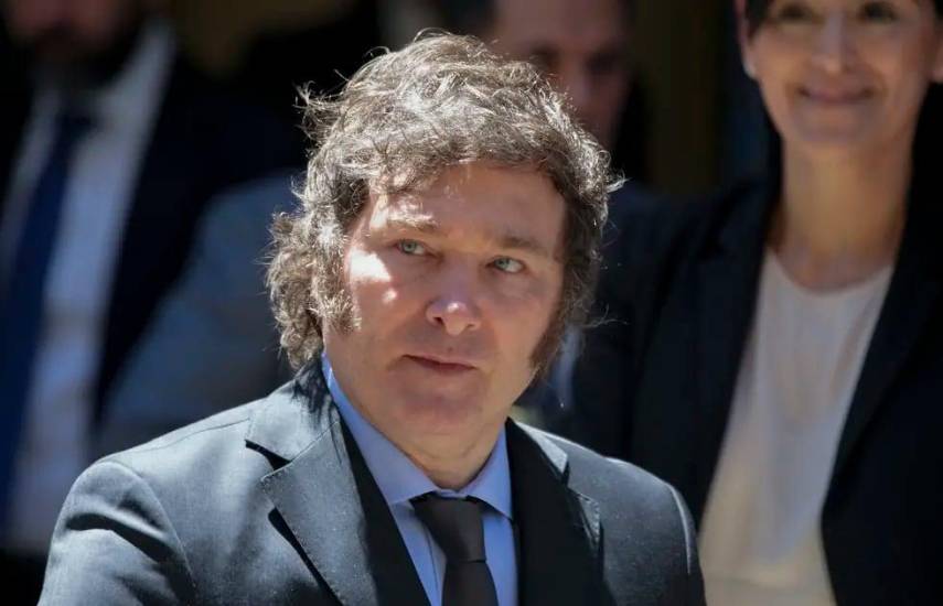 Milei busca USD 15.000 millones para levantar control cambiario en Argentina