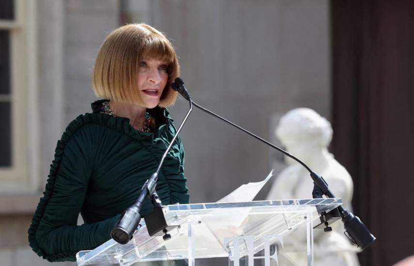 AFP | Anna Wintour, Directora Global de Contenidos y Directora Artística de Condé Nast, interviene durante la presentación a la prensa de la Gala Met 2026.