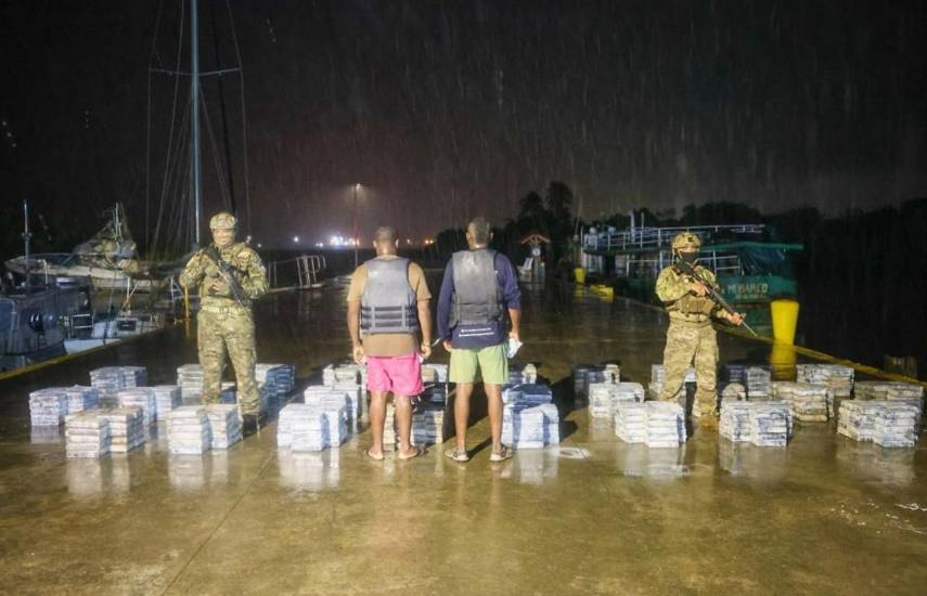 La Aeronaval incauta 700 paquetes de presunta droga y captura a dos personas en Colón