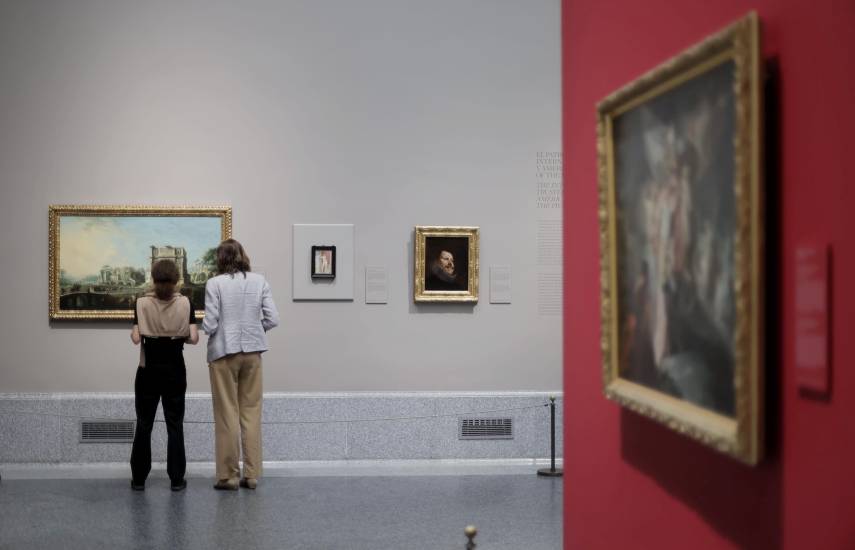 Europa Press | Dos personas observan varias de las obras que forma parte de la exposición ‘Cuarenta años de amistad. Donaciones de la Fundación Amigos del Museo del Prado’.