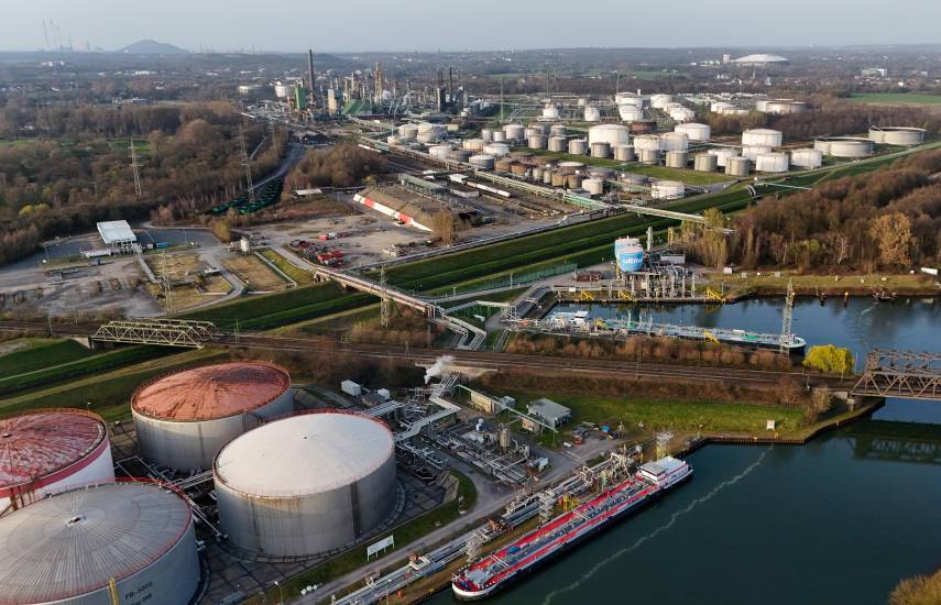 La AIE rebaja su previsión de demanda mundial de petróleo para 2026