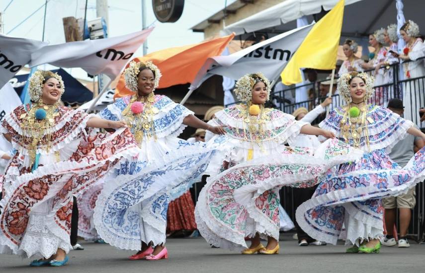 Las Tablas volvió a vestirse de tradición con el Desfile de las Mil Polleras