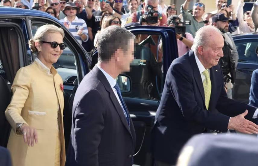 Don Juan Carlos llega a La Maestranza acompañado de la infanta Elena
