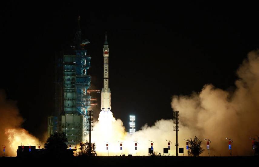 China envía un astronauta al espacio para un año en su camino a la Luna