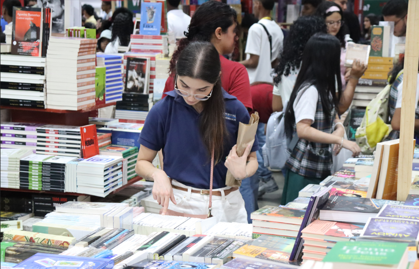 Escritores, jóvenes y familias viven el inicio de la Feria Internacional del Libro