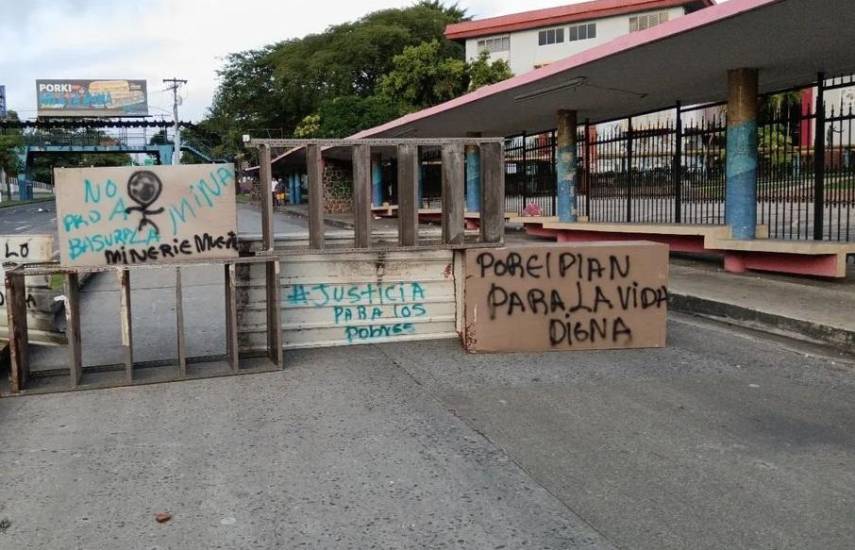 ML | Protesta con cierres frente a la Universidad de Panamá.
