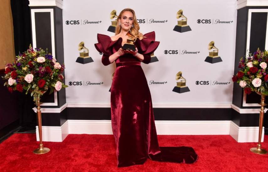 Colores atrevidos y el básico negro dominaron la alfombra roja de los Grammy