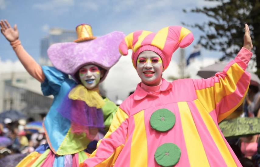 Desfile de seres mitológicos da inicio a fiestas patronales de El Salvador