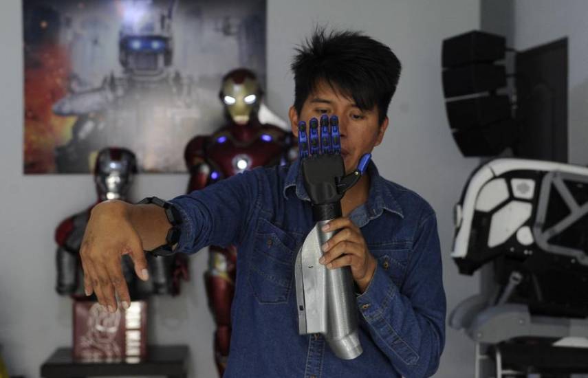 Roly Mamani, el juguetero que crea y regala prótesis 3D a mutilados pobres de Bolivia